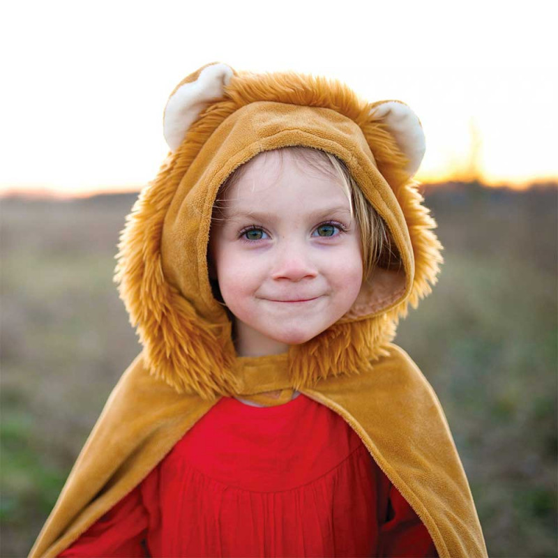 Petite fille avec cape lion