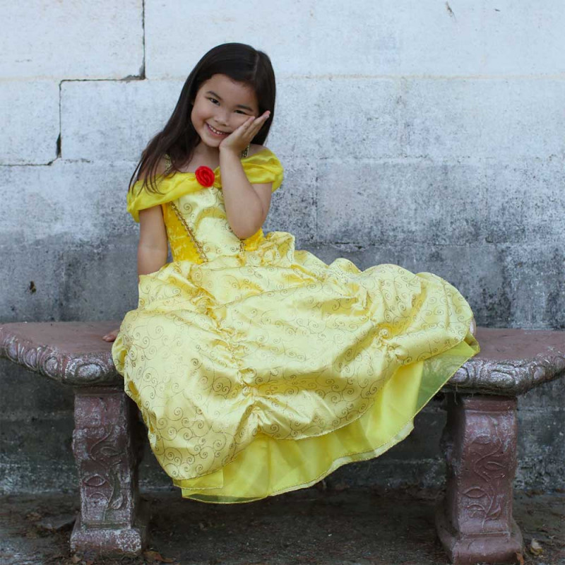 petite fille dans la robe de Belle