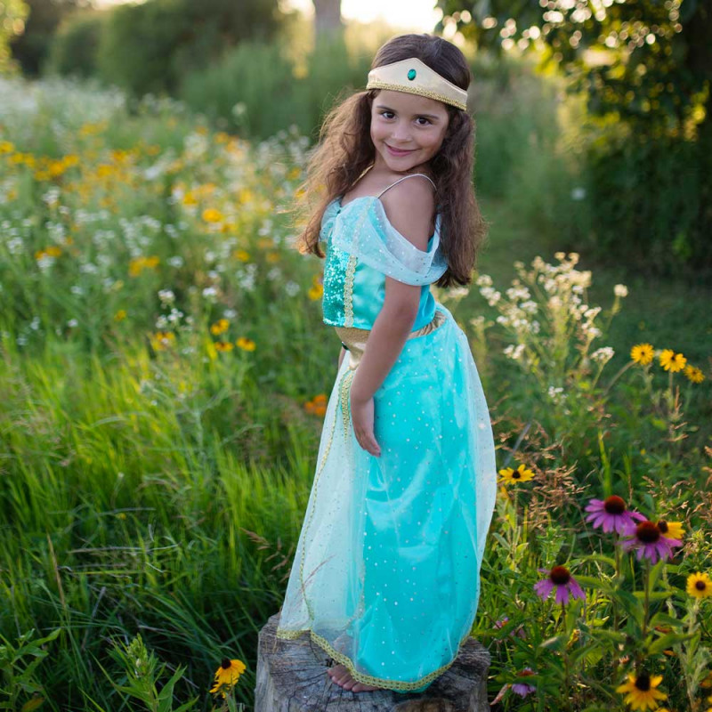 Petite fille avec costume princesse Jasmine