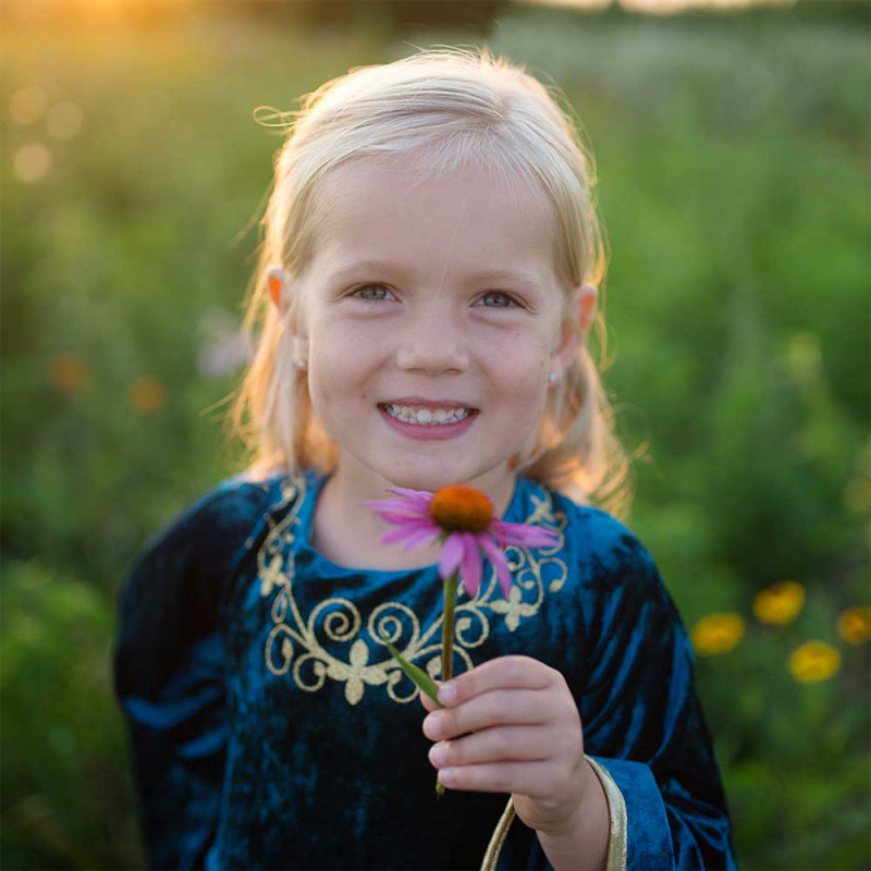 Petite fille avec robe Guenièvre et fleurs.