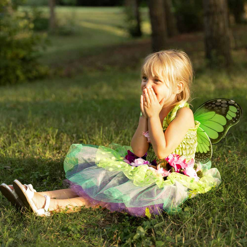 Petite fille dans robe fée des fleurs