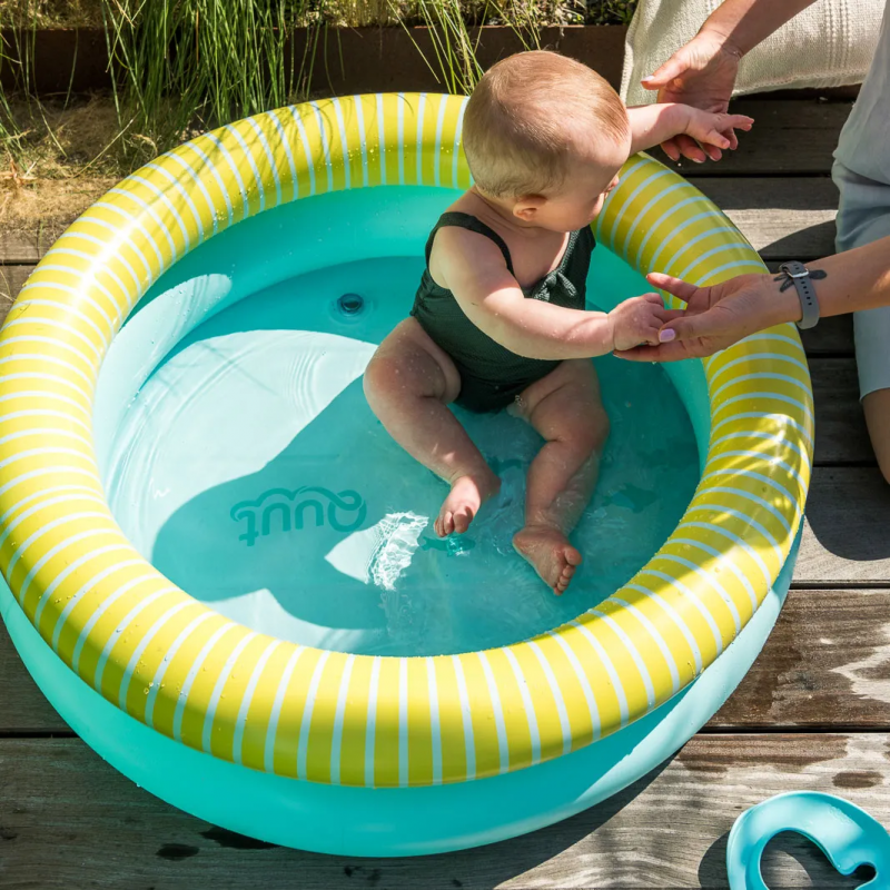 Enfant dans piscine gonflable Quut