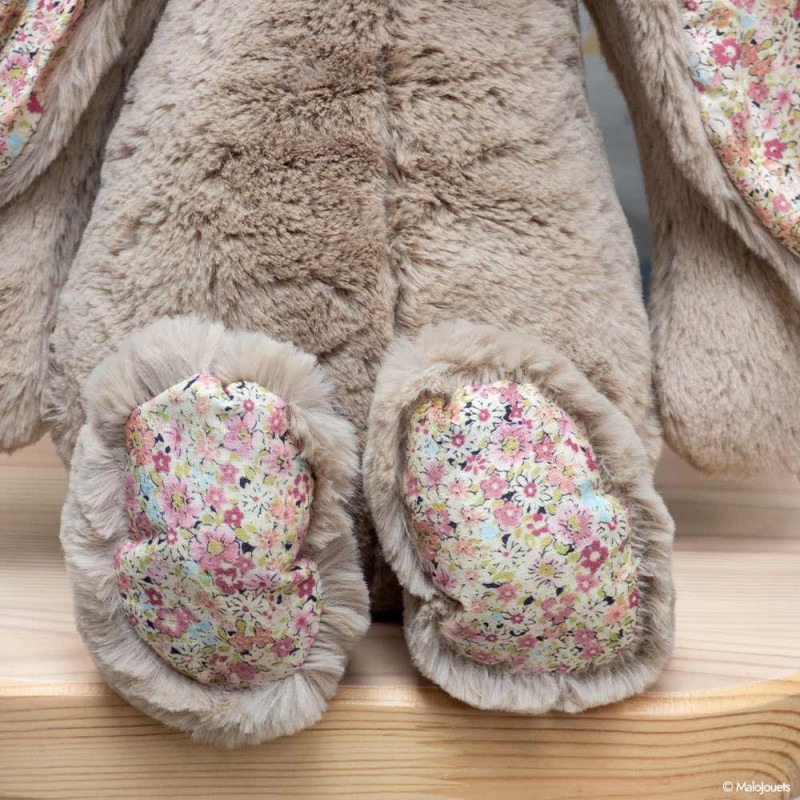 Les pieds du lapin avec des motifs fleurs.