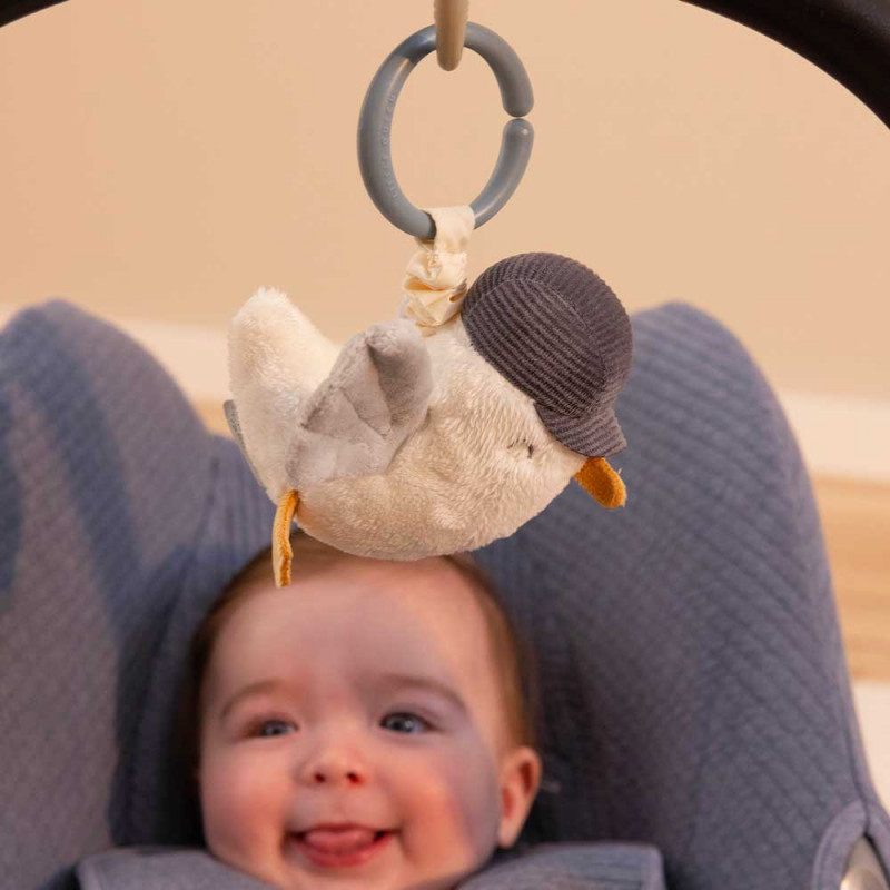 Peluche mouette d'activités avec bébé dans siège auto