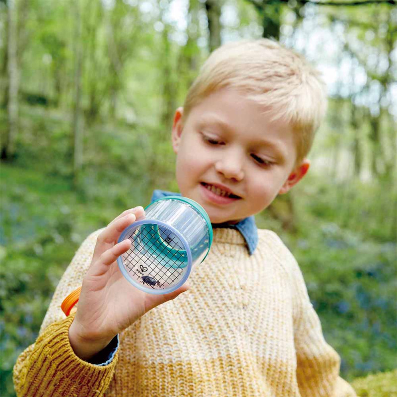 Petit garçon qui joue avec le pot à insecte de Hape E5577