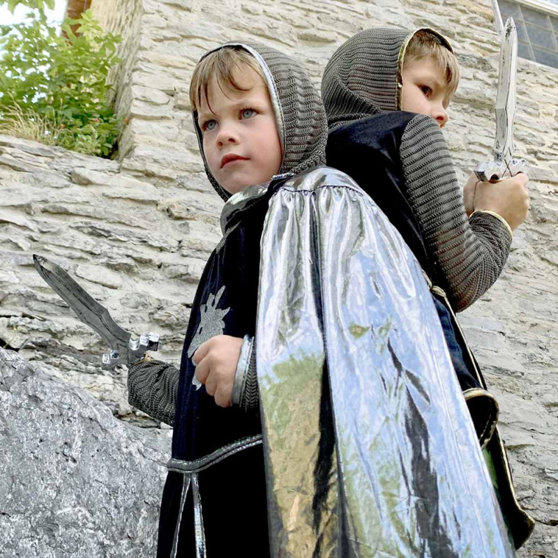 enfants déguisé en chevalier avec dagues en mousse