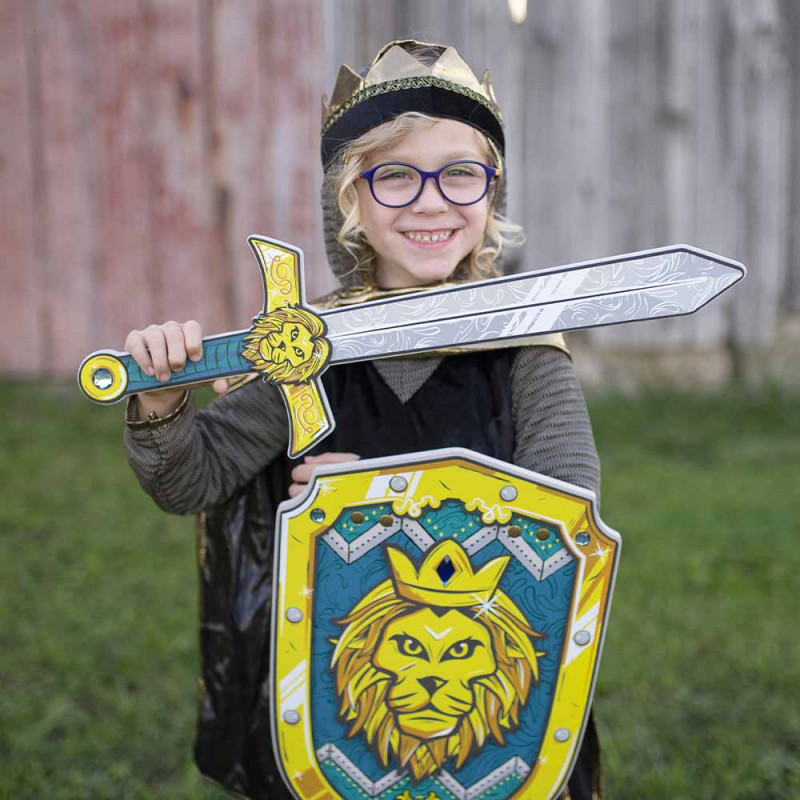 Petite fille avec épée en mousse jaune et bleue