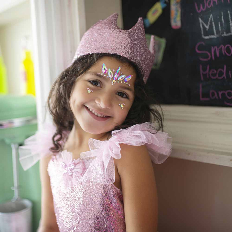 Petite fille souriante déguisée en princesse avec sa couronne précieuse rose