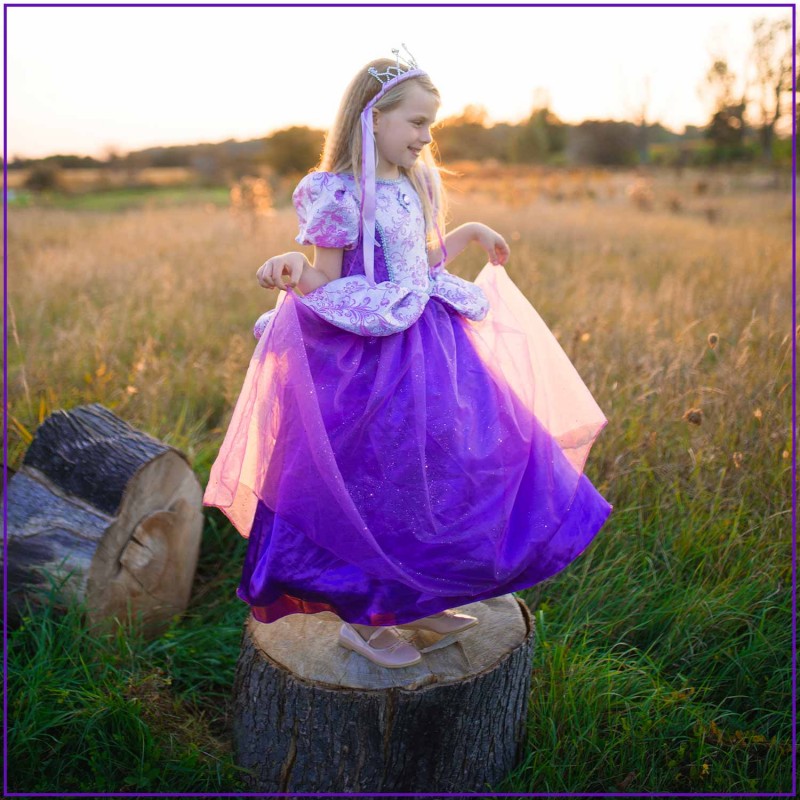 Mise en scène petite fille avec robe de princesse lila 7-8 ans
