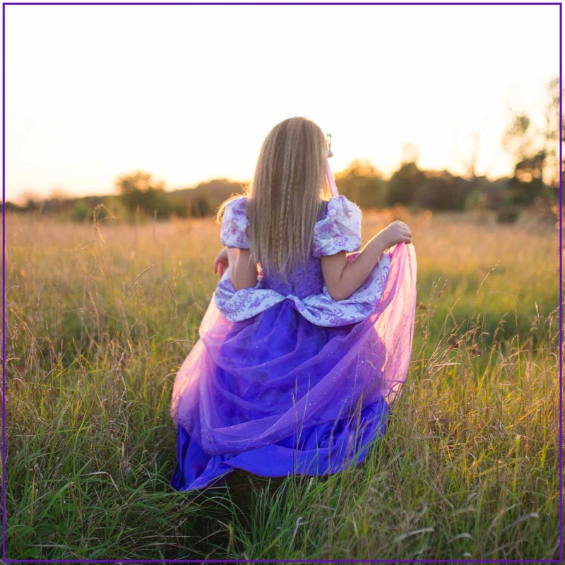 Robe de princesse lila 4-7 ans mise en scène fillette déguisement vue de dos