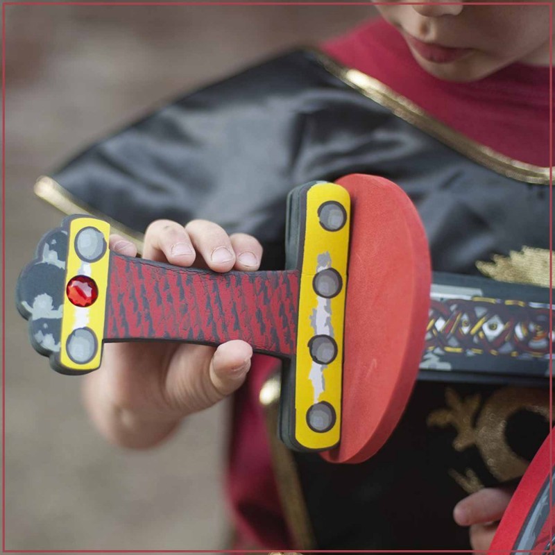 Epée ninja mousse avec deux grosses pierres précieuses rouges.