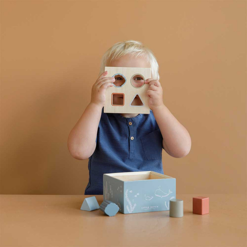 Enfant jouant avec boîte à formes Little Dutch Collection Océan