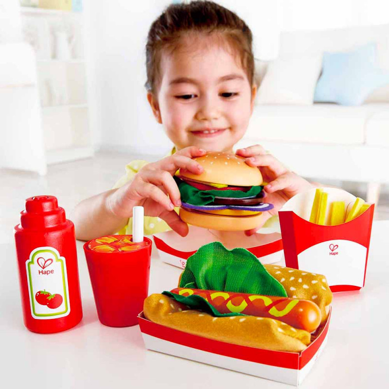 Enfant jouant avec le set fast food de Hape
