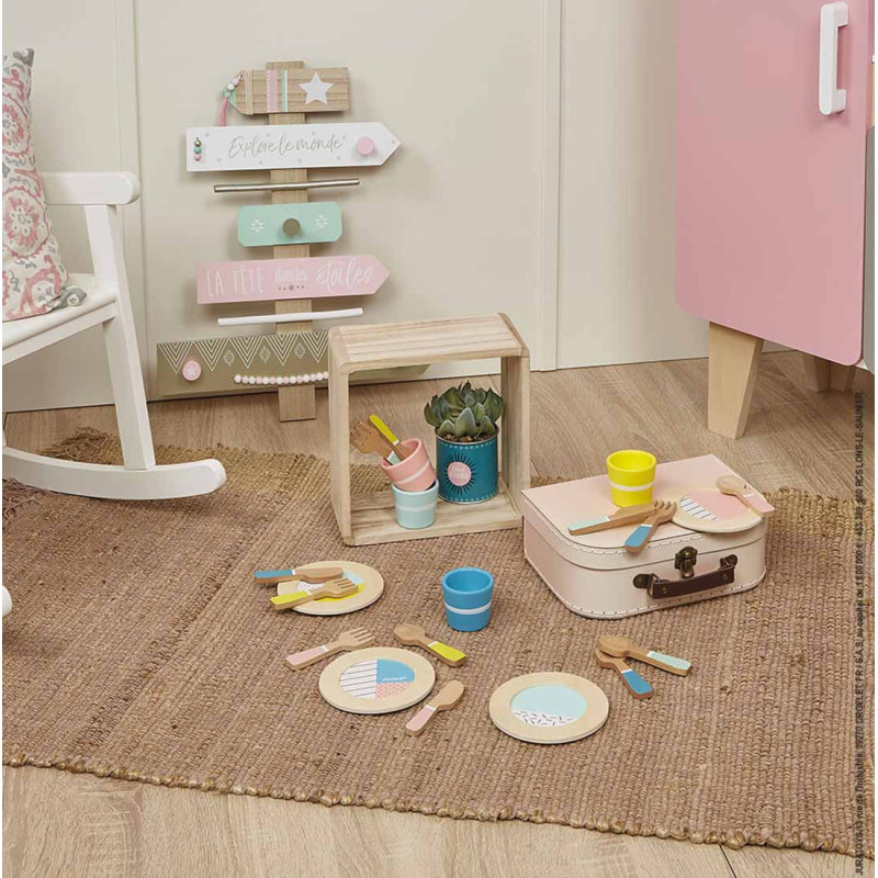 Dinette en bois moderne de Janod dans la chambre d'une petite fille