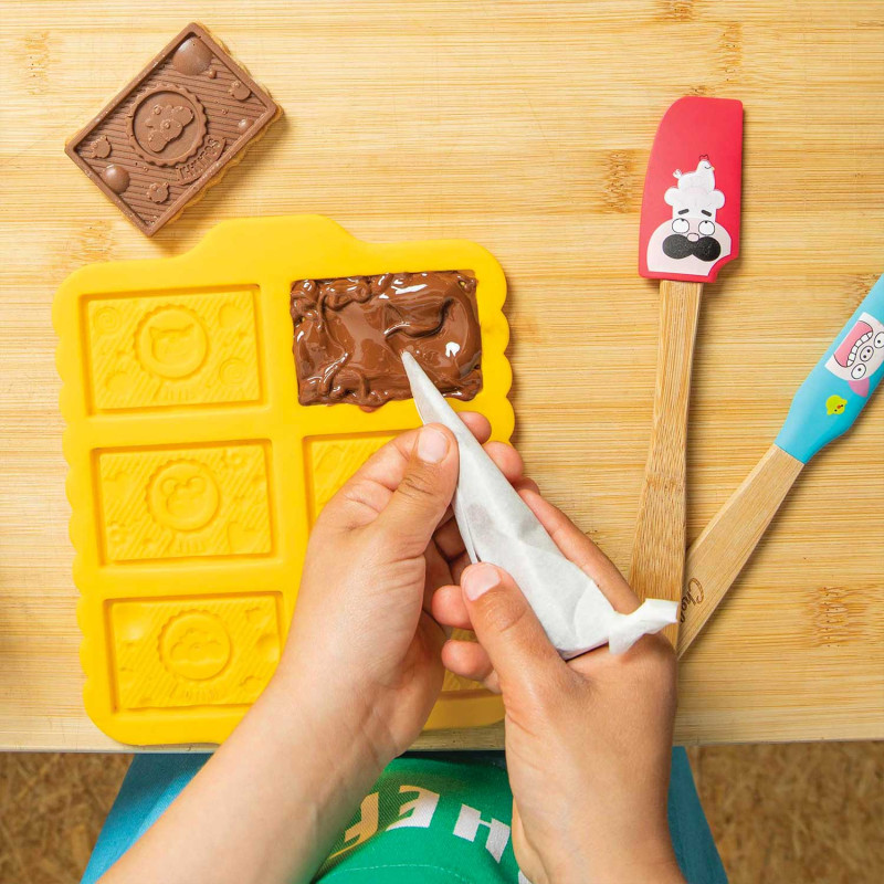 enfant qui réalise un biscuit chocolat avec kit chefclub