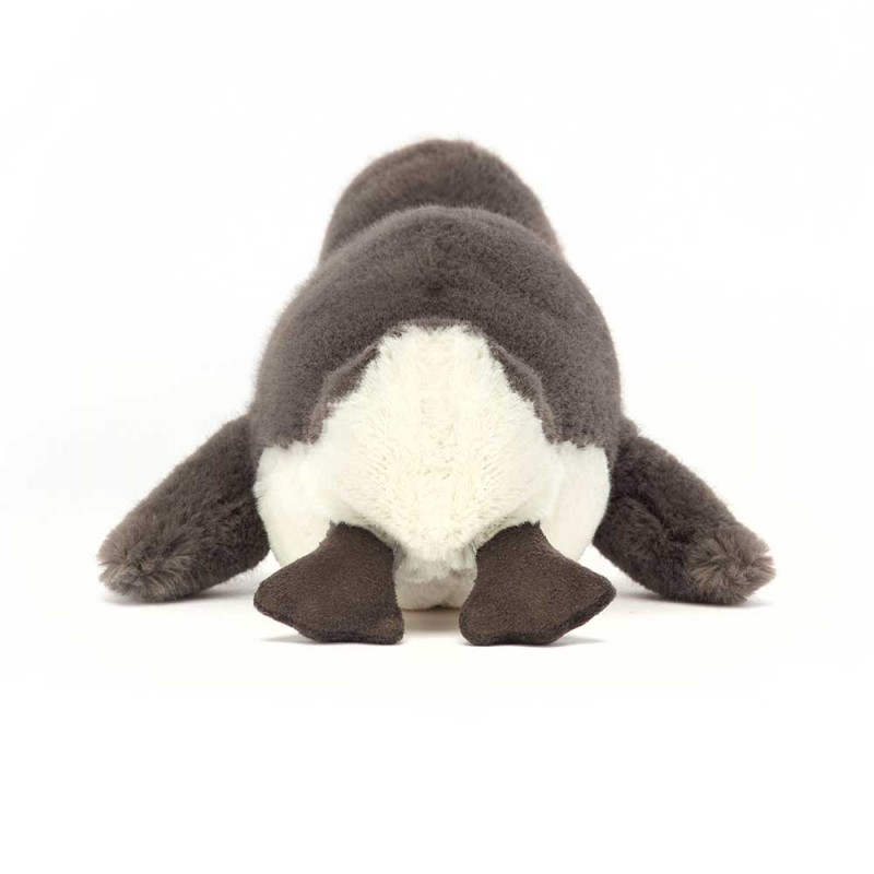 Peluche petit pingouin Skidoodle sur le ventre de Jellycat SKI3P