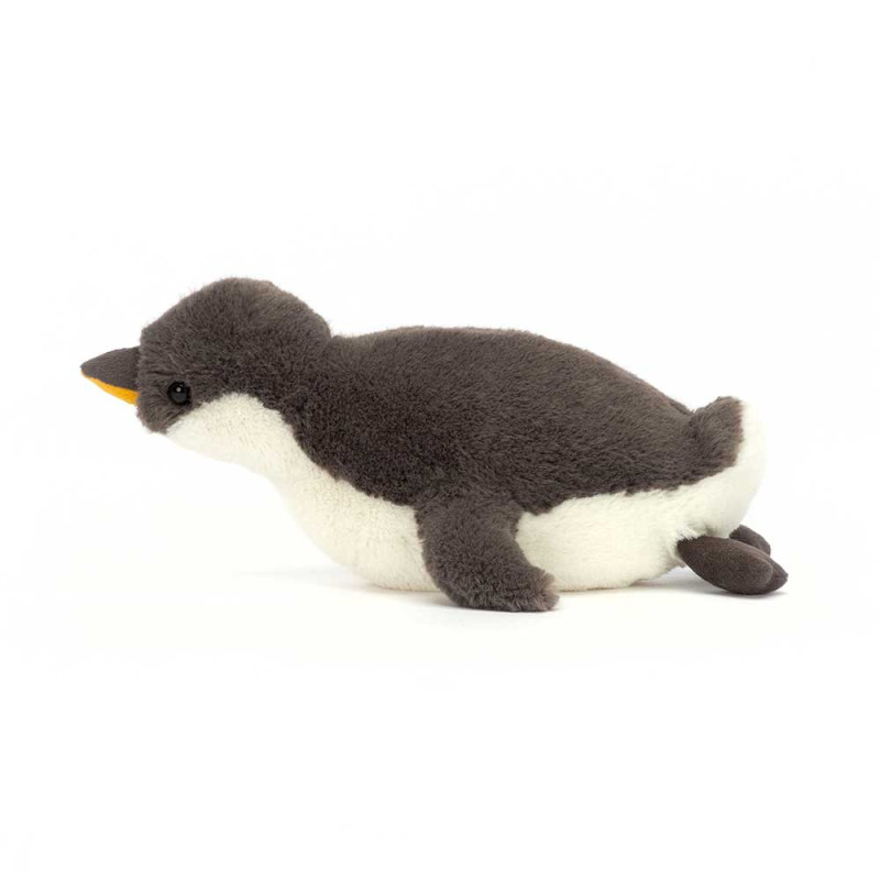Petit doudou pingouin qui glisse sur le ventre