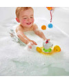 bébé qui joue dans le bain avec l'Eléphant nageur et sa bouée pour le bain de Hape
