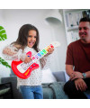 Petite fille qui joue de la guitare connectée magic touch de Hape