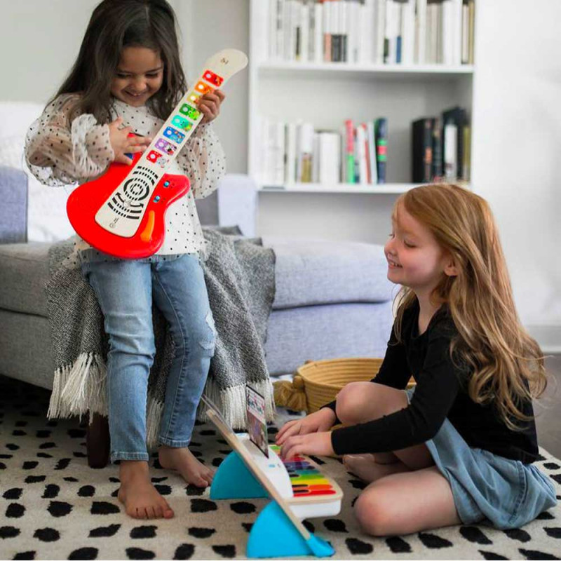 Enfants qui jouent avec les instruments connectés de Hape