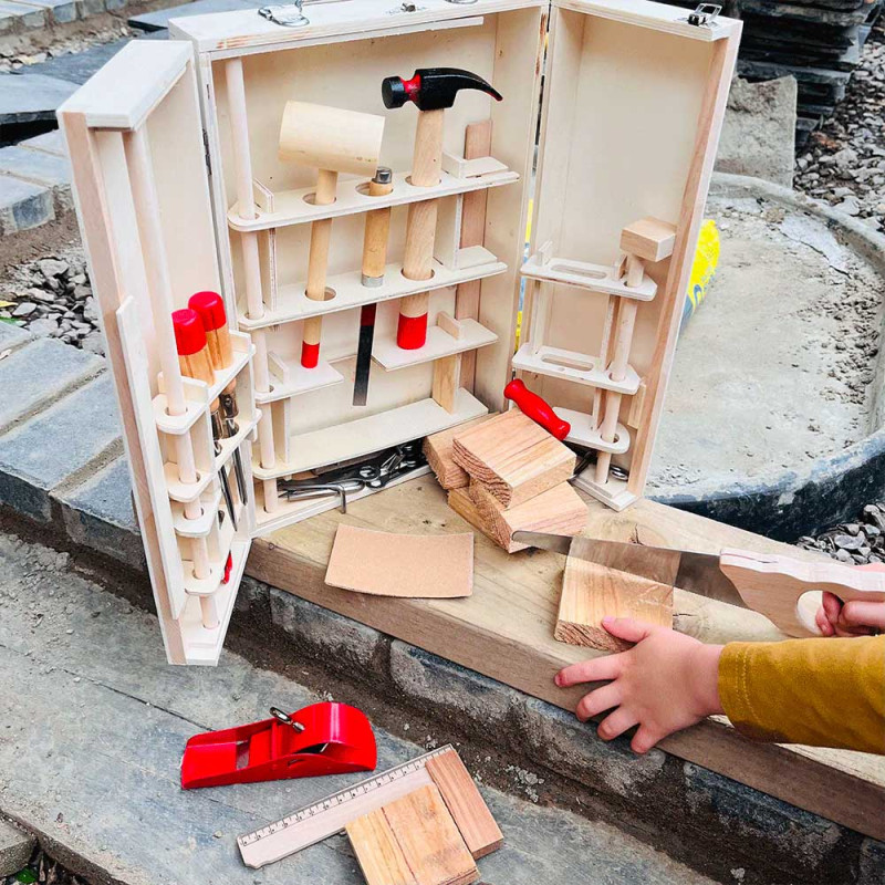 Enfant qui joue avec sa boîte à outils enfants en bois de Bigjigs