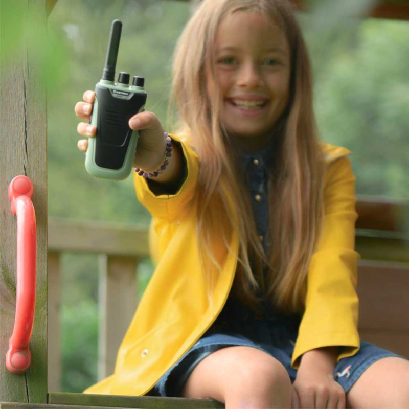 Jeune fille qui nous montre son talkie walkie vert kidywolf
