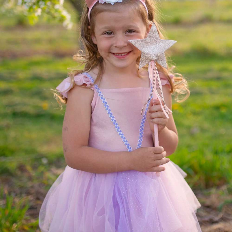 Petite fille déguisée avec baguette fée étoile rose