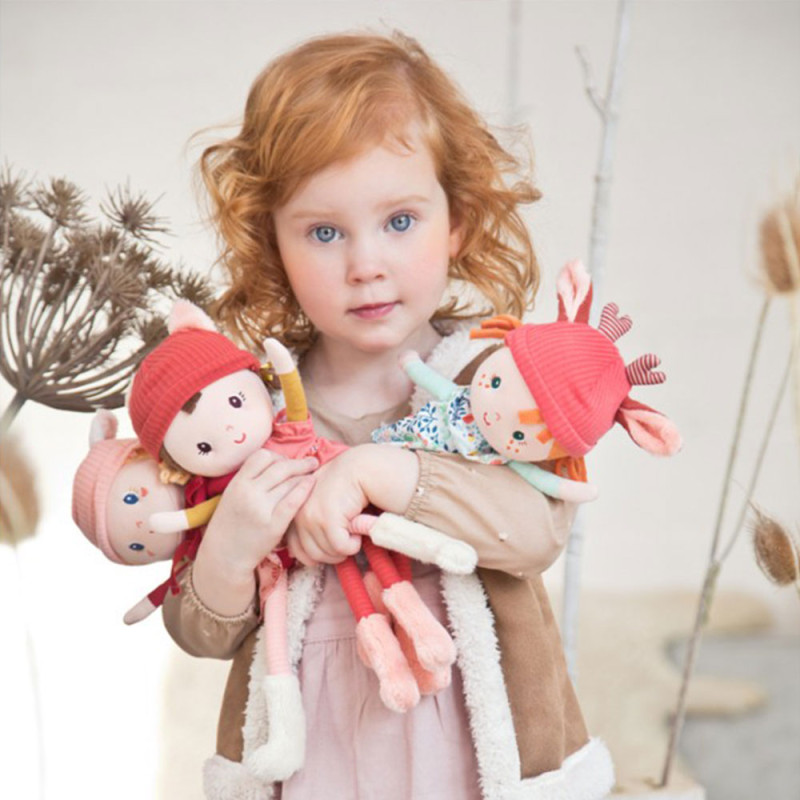 Petite fille avec les poupées de la collection Câline de Lilliputiens