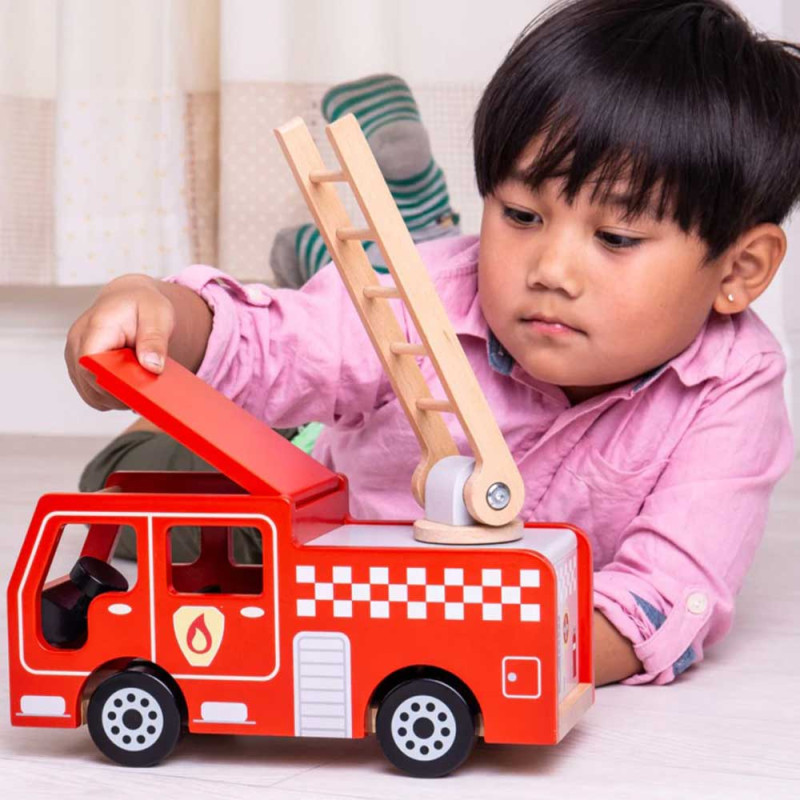 Enfant avec Camion de pompier avec échelle de Bigjigs