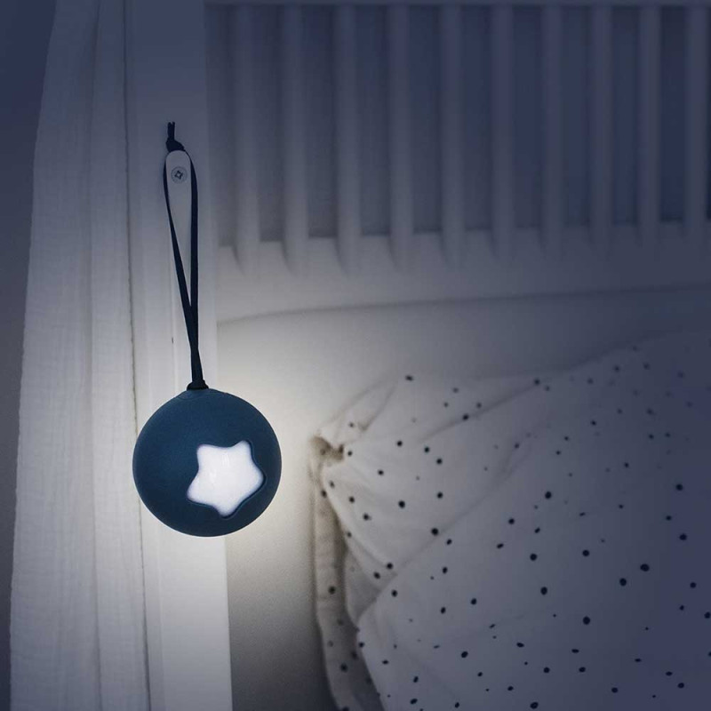 Veilleuse Little moon bleue de Pabobo sur un lit