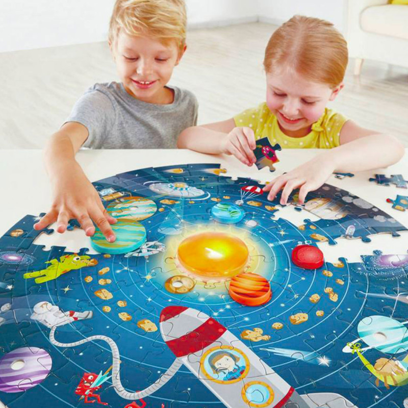 Puzzle du système solaire avec LED - Hape - Mise en scène avec les enfants