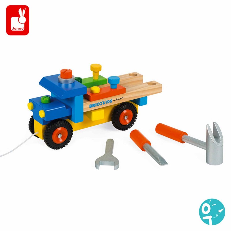 Les outils de bricolage et le camion en bois
