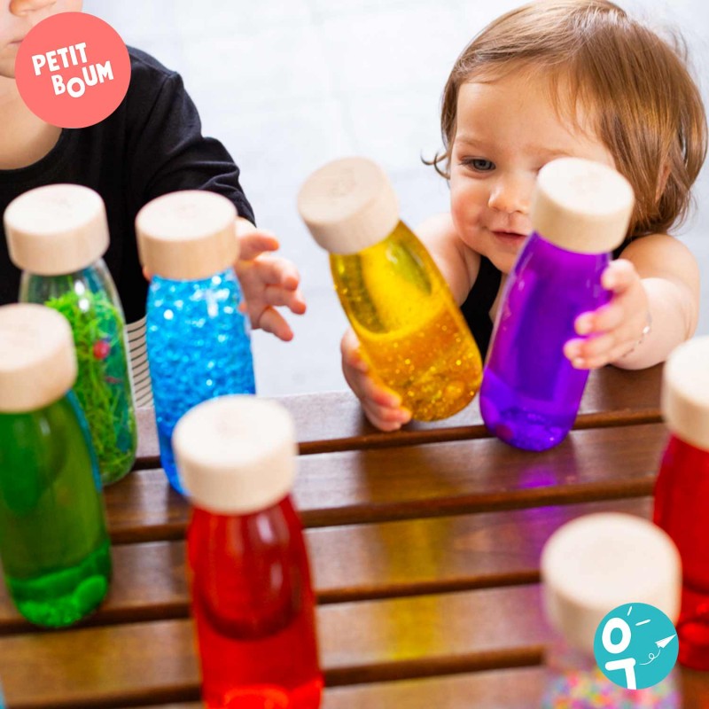 Mise en scène de bouteilles sensorielles pour les jeunes enfants (dès 3 mois)