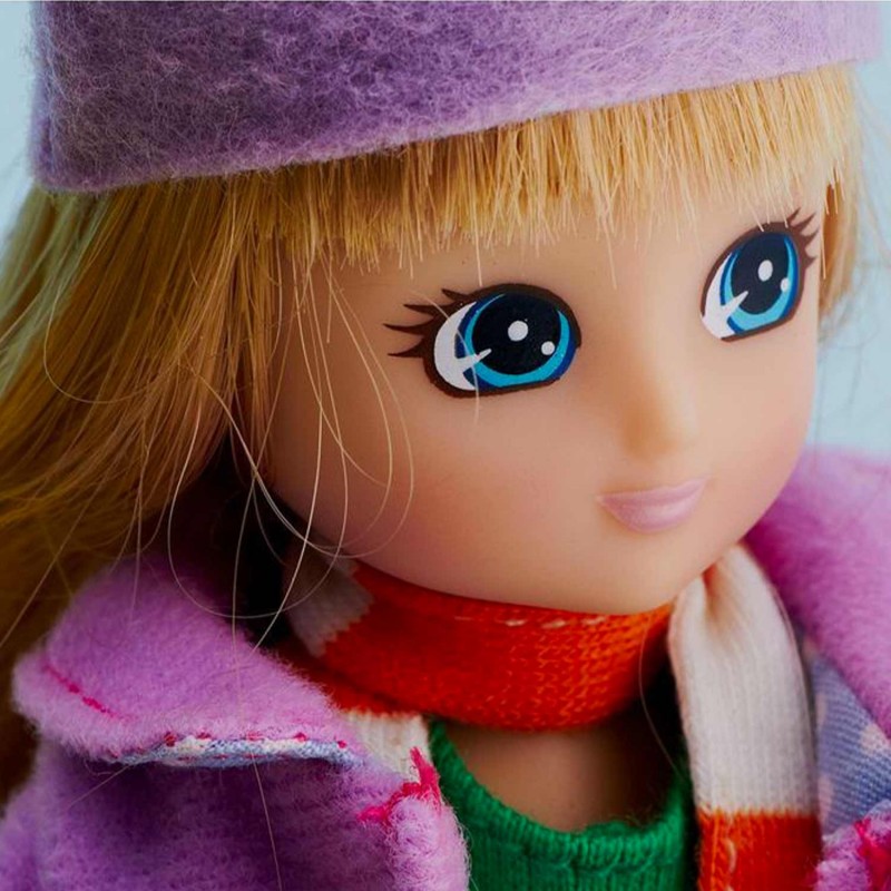 La tête de la poupée Lottie avec ses yeux bleus
