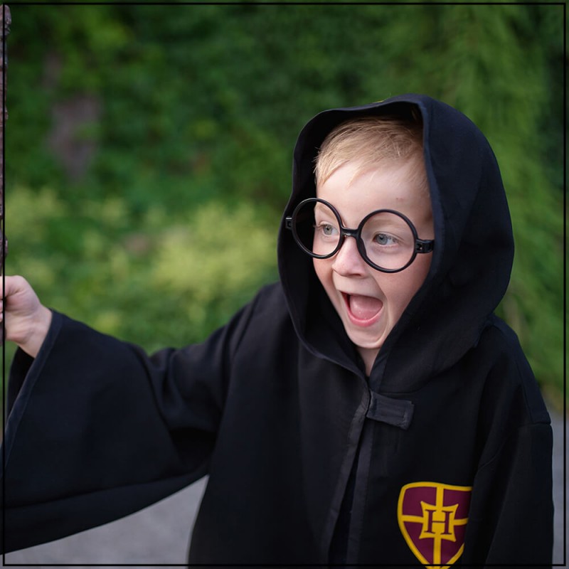 Jeune avec le déguisement Harry Potter
