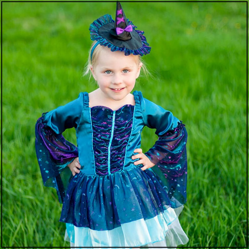 Petite fille avec le déguisement de la sorcière de la nuit (une robe + un chapeau)