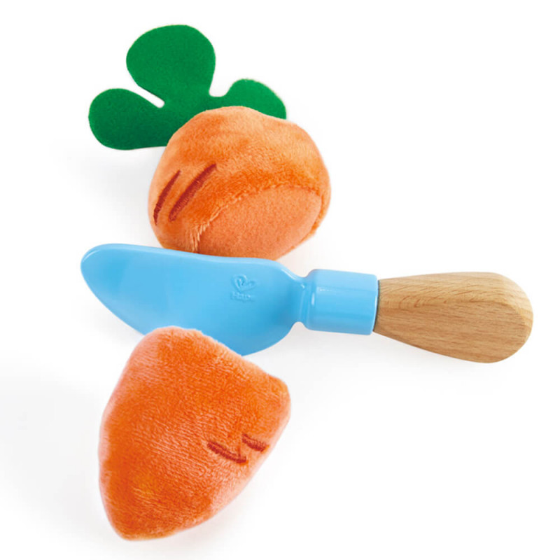 Une carotte à couper en deux avec le couteau en bois