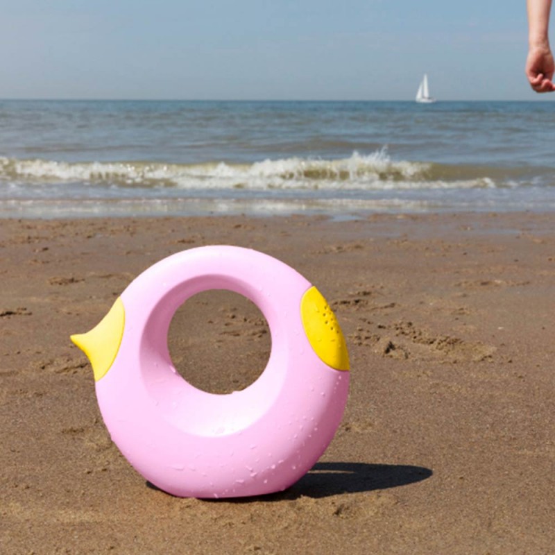 Arrosoir Cana Rose Quut - Petit arrosoir ludique et design pour les enfants à la plage - Zoom bec verseur