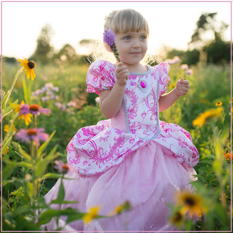 Petite fille dans la robe rose royale.