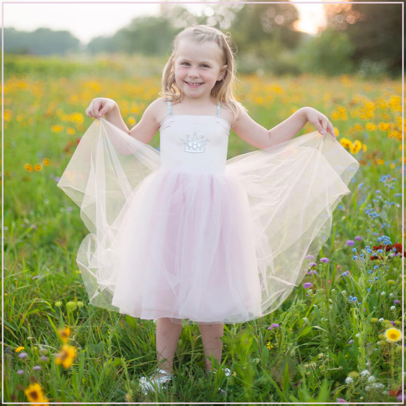 Petite fille (5/6 ans) avec le déguisement/robe de princesse Great Pretenders
