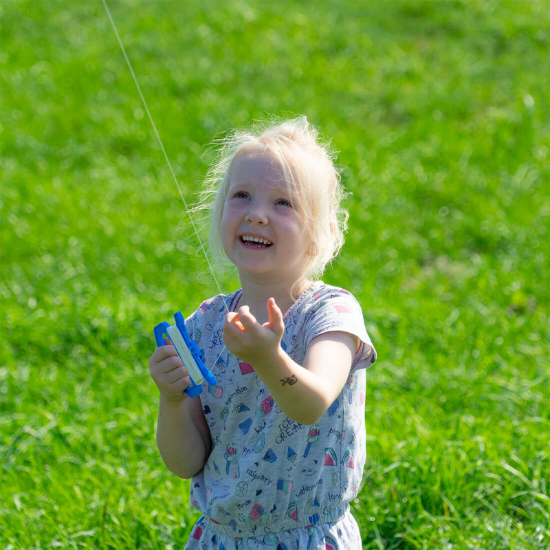 Petite fille qui s'amuse avec le cerf-volant