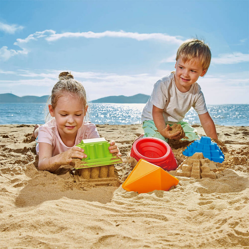 Enfants qui s'amusent avec les moules à sable "Monument" de Hape