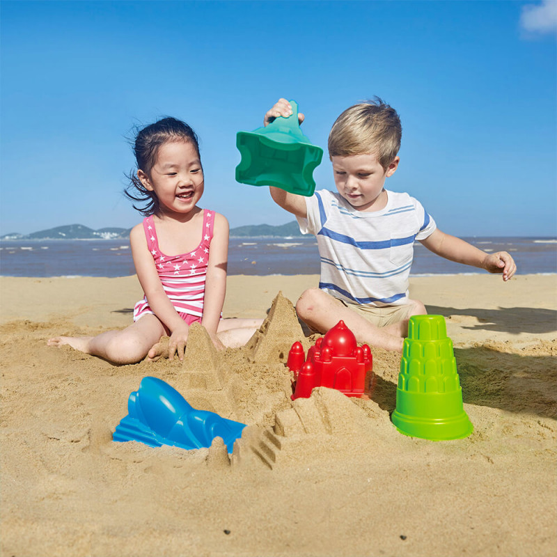 Enfant qui s'amuse avec les moules à sable "Monument" de Hape