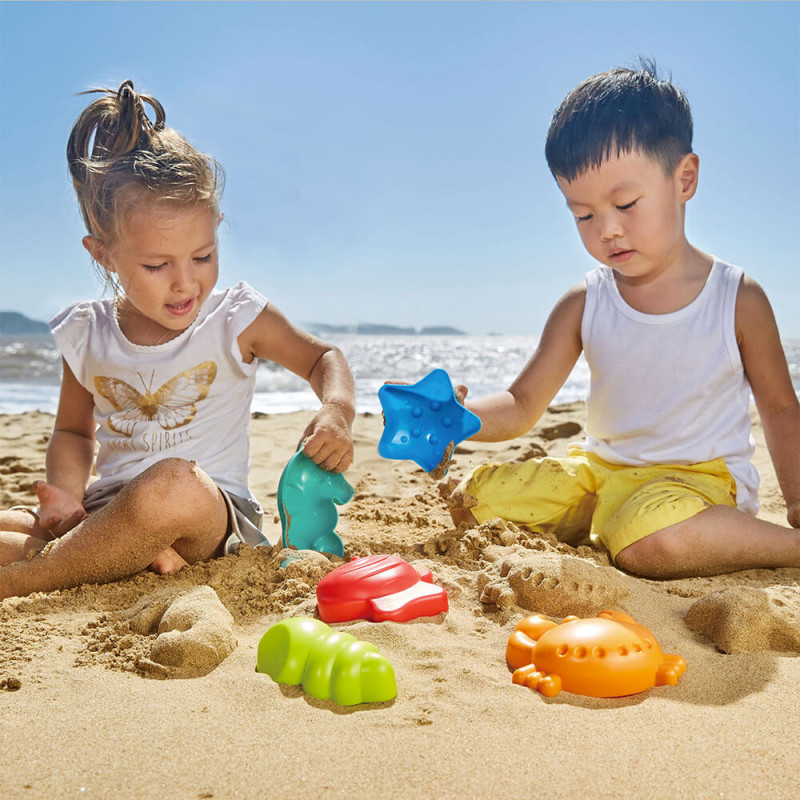 Enfants qui s'amusant avec jouet de plage Hape