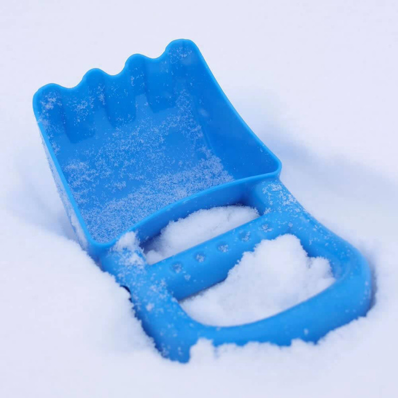 Pelleteuse bleue pour jouer dans la neige.