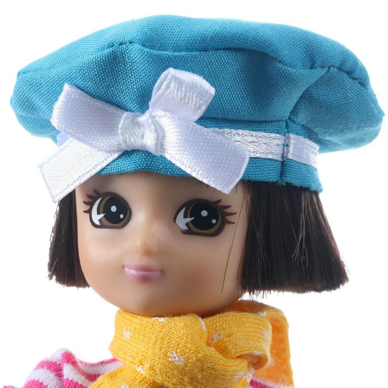détail de la poupée avec son berret.