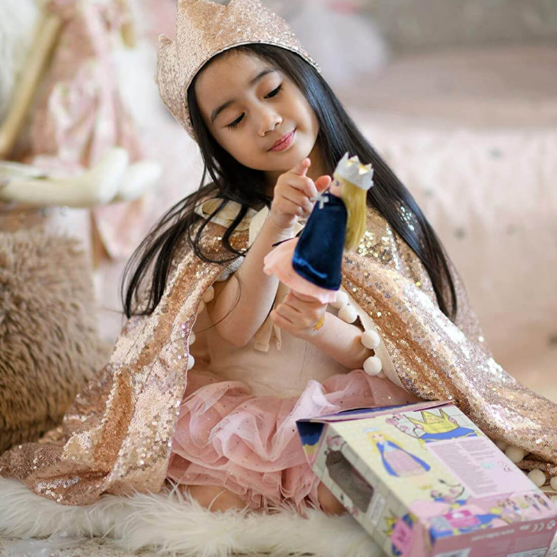 jeune fille qui joue avec la poupée Lottie reine du château.