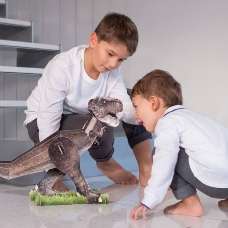 Enfants qui s'amusent avec la maquette tyrannosaure en 3D.