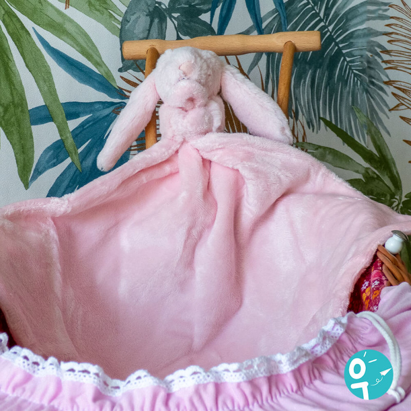 Lapin rose avec couverture doudou bébé