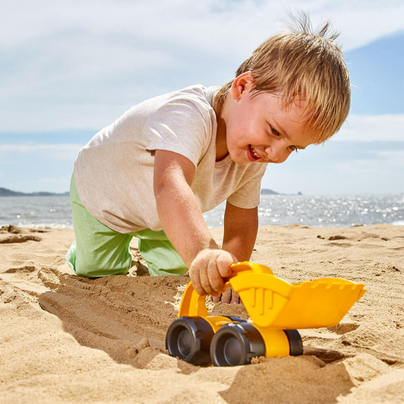 Garçon qui s'amuse avec le jouet de plage Monster Excavateur